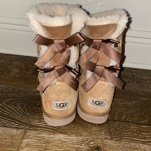 chestnut bow uggs!